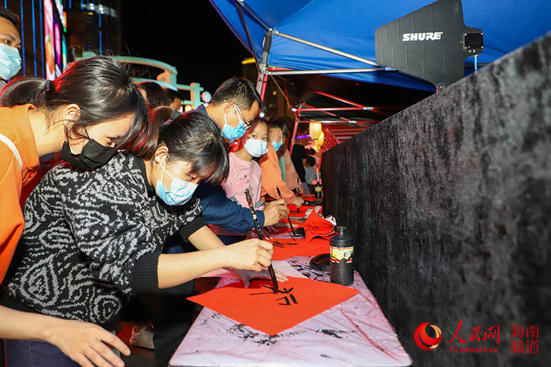 Celebrations for Lantern Festival held in S China's Sanya attract many visitors