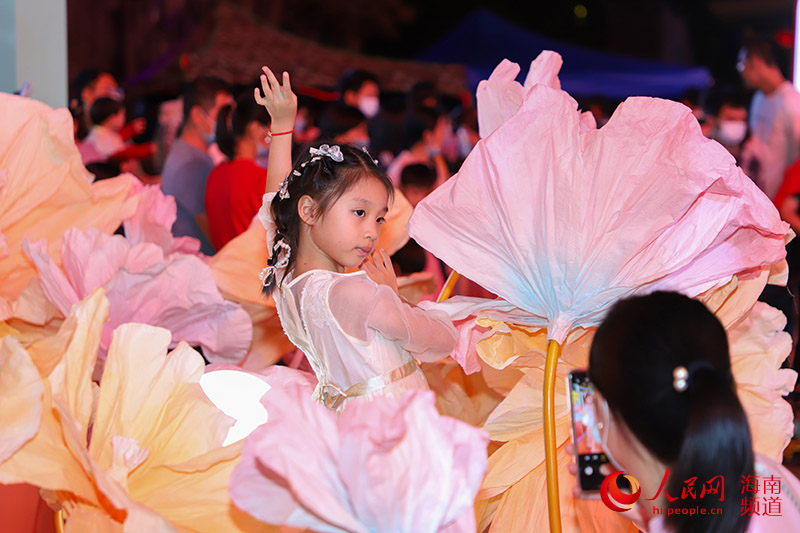 Celebrations for Lantern Festival held in S China's Sanya attract many visitors