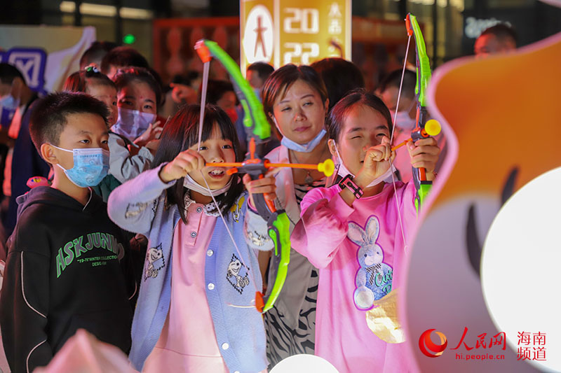 Celebrations for Lantern Festival held in S China's Sanya attract many visitors