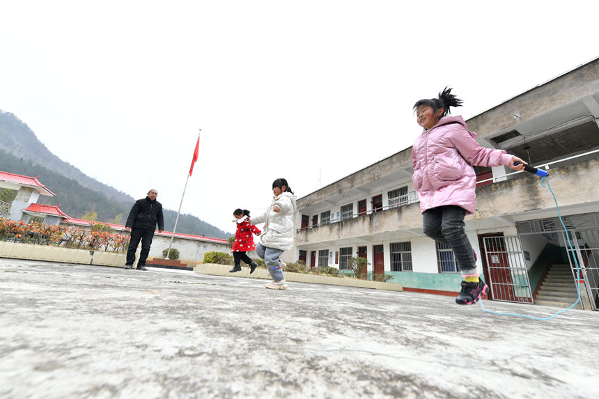 Hubei primary school attended by three students starts new semester