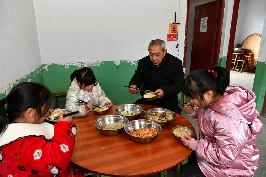 Hubei primary school attended by three students starts new semester