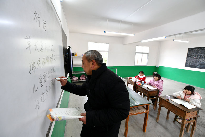 Hubei primary school attended by three students starts new semester