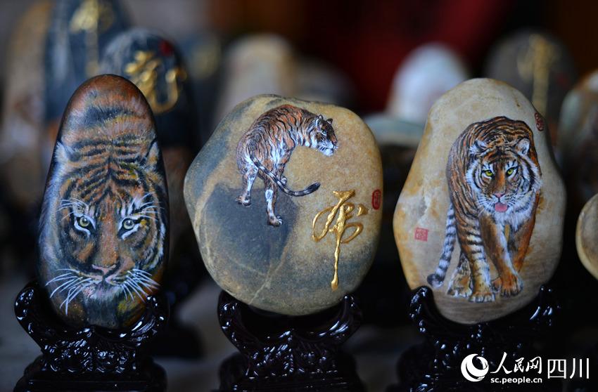 Folk artist in Sichuan creates lifelike tiger-themed stone paintings