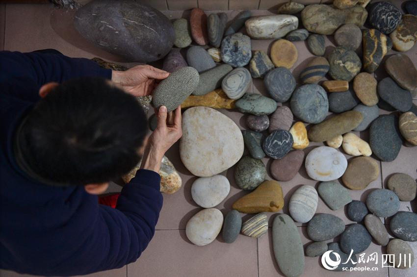 Folk artist in Sichuan creates lifelike tiger-themed stone paintings