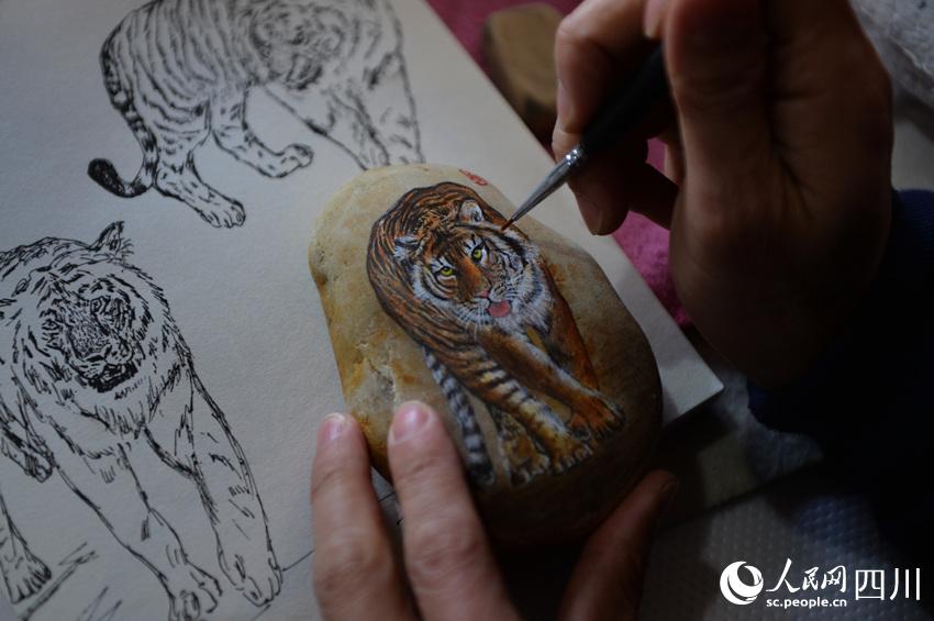 Folk artist in Sichuan creates lifelike tiger-themed stone paintings