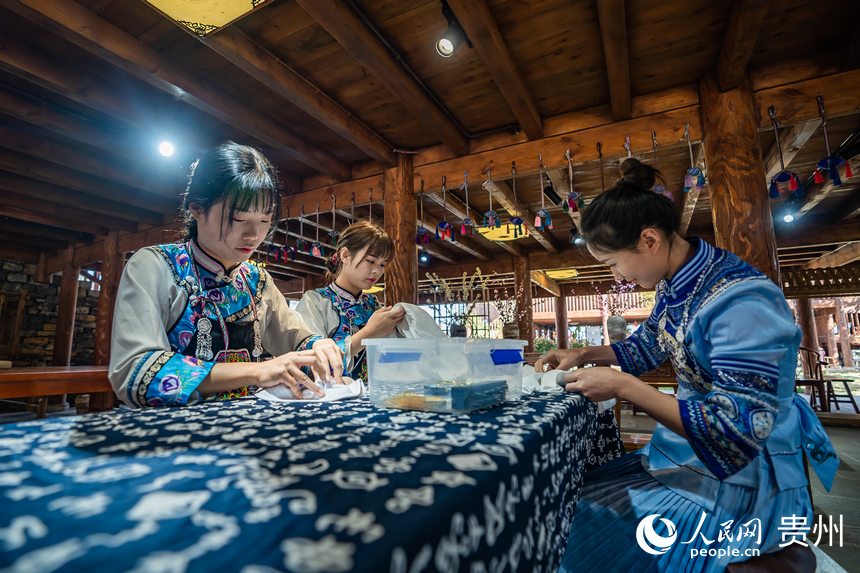 Traditional tie-dye products of Buyi ethnic group in Guizhou popular among tourists