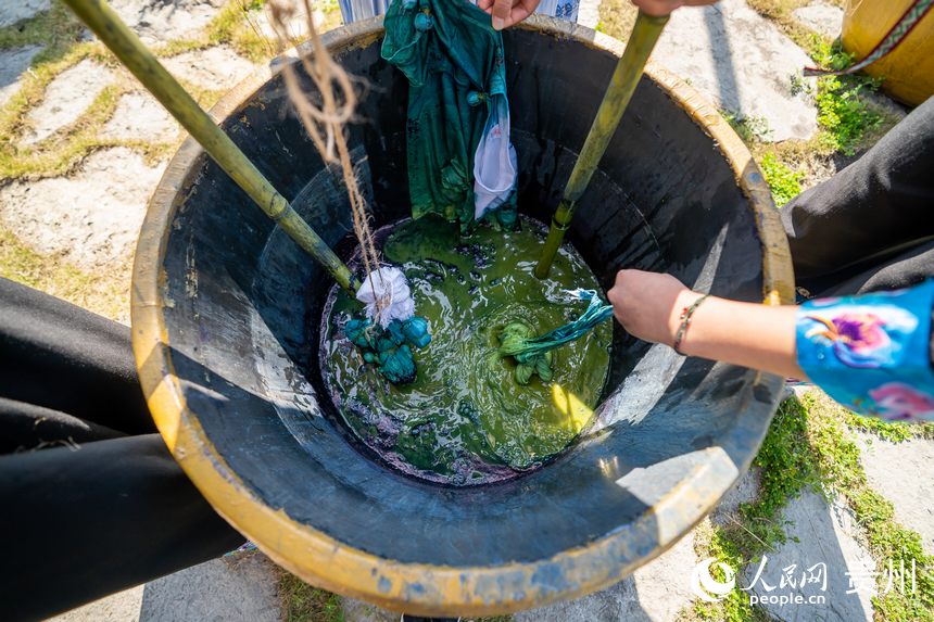 Traditional tie-dye products of Buyi ethnic group in Guizhou popular among tourists