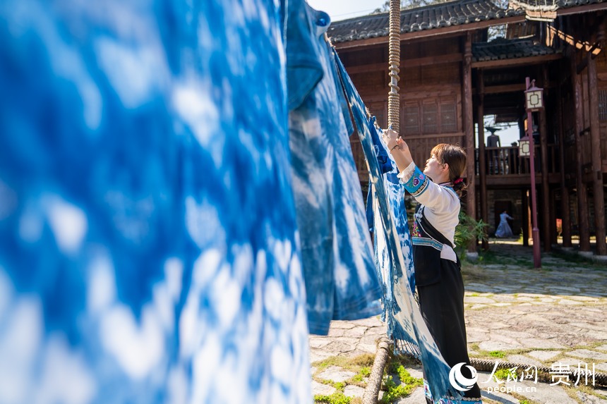 Traditional tie-dye products of Buyi ethnic group in Guizhou popular among tourists