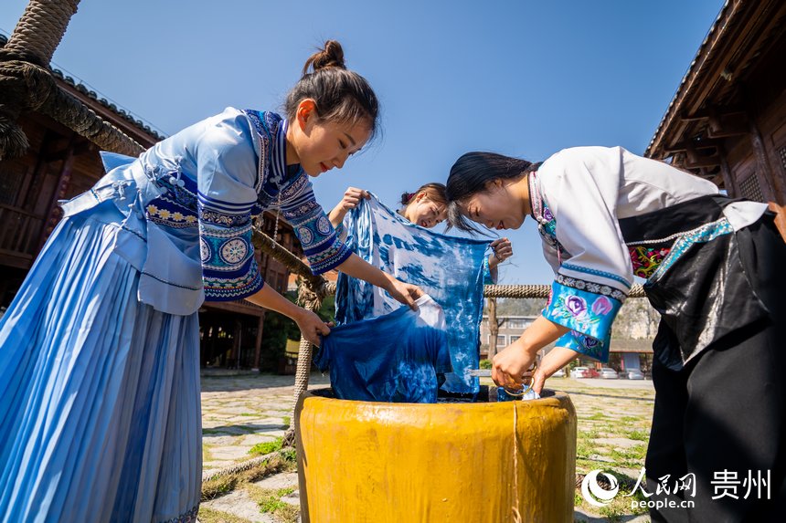 Traditional tie-dye products of Buyi ethnic group in Guizhou popular among tourists