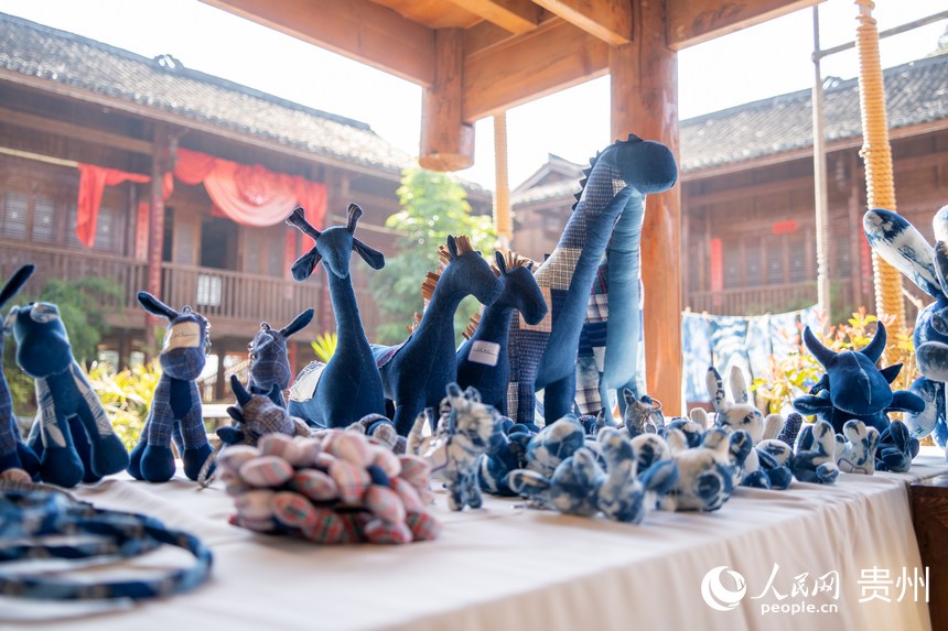 Traditional tie-dye products of Buyi ethnic group in Guizhou popular among tourists