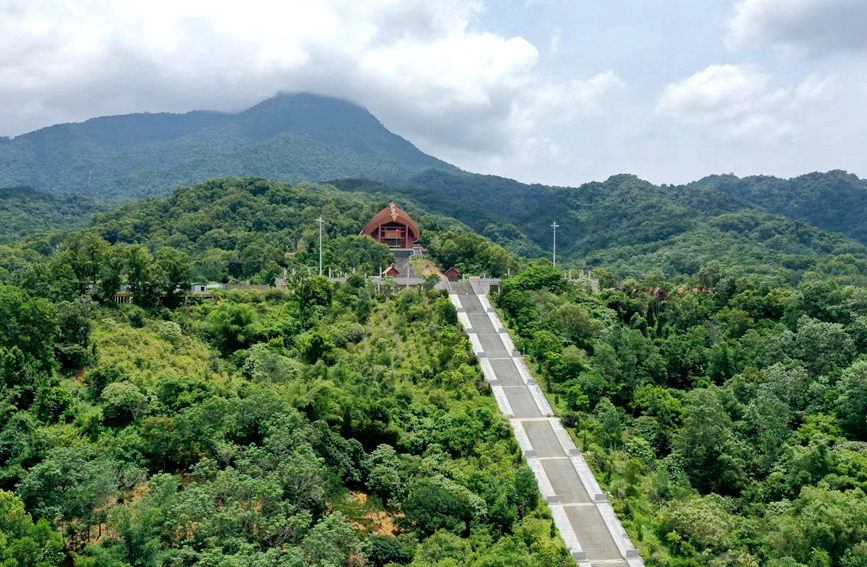 Sound ecological environment brings wealth to local residents in Wuzhishan city in Hainan