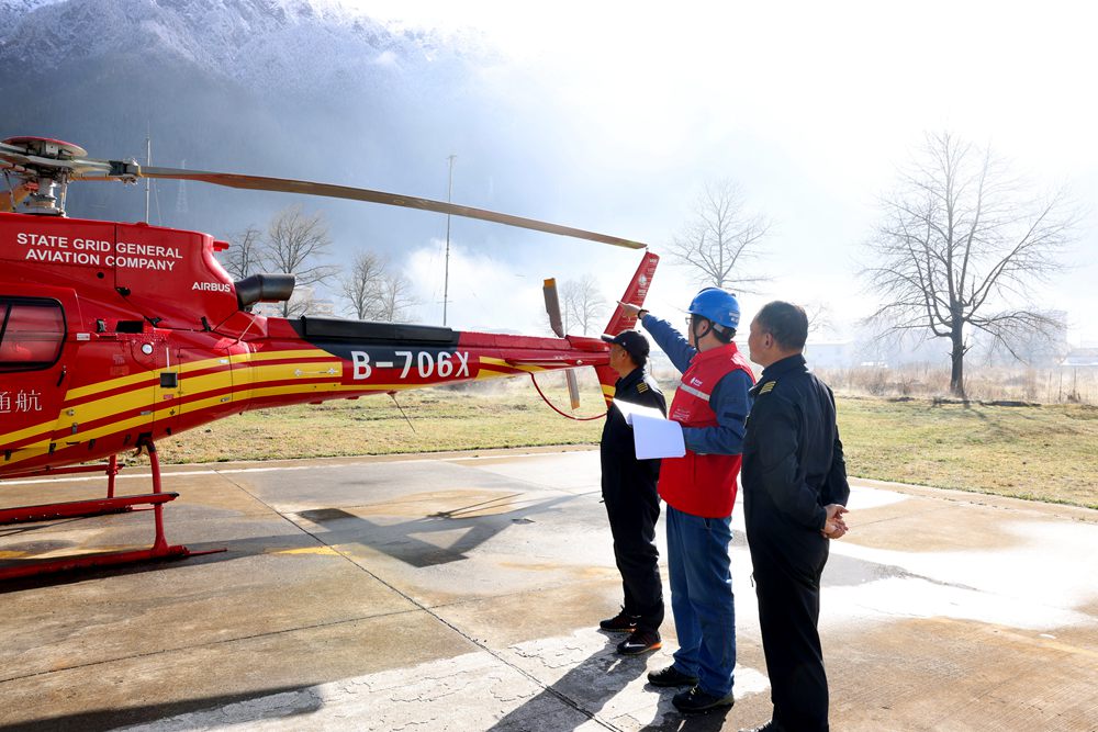 Helicopter rises on high to check power line in SW China’s Tibet