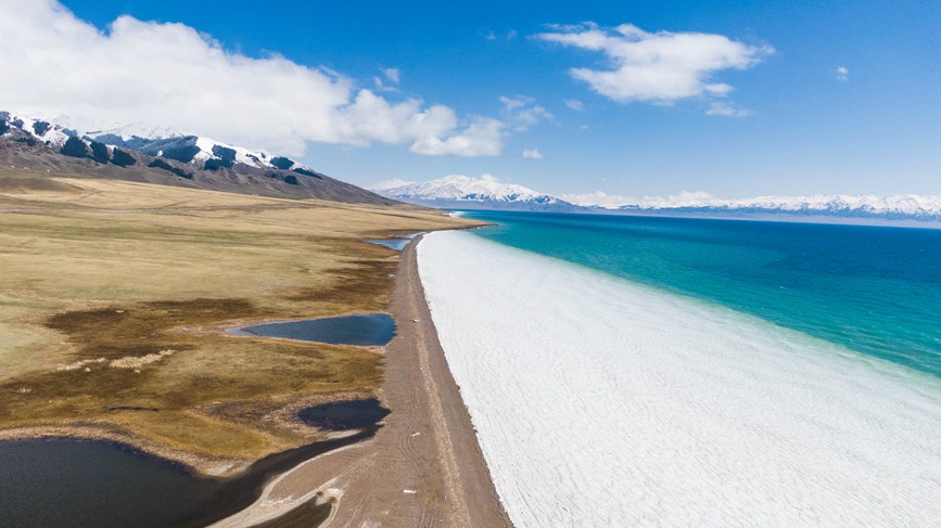 Rare spectacle of crushed ice being washed ashore occurs in NW China's Xinjiang