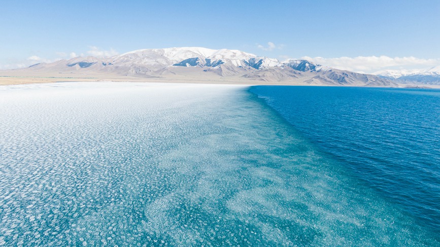 Rare spectacle of crushed ice being washed ashore occurs in NW China's Xinjiang