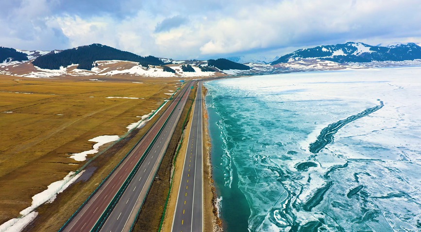 Rare spectacle of crushed ice being washed ashore occurs in NW China's Xinjiang