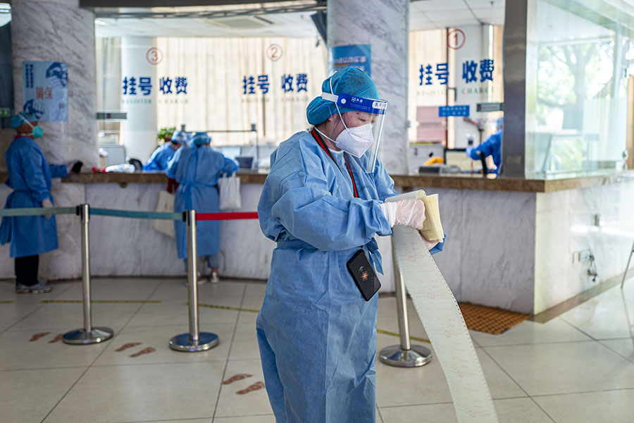 Shanghai: Community volunteers help collect medicines for residents in quarantine at home