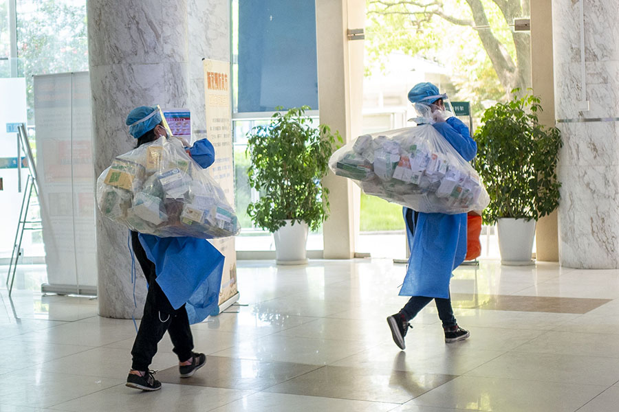 Shanghai: Community volunteers help collect medicines for residents in quarantine at home