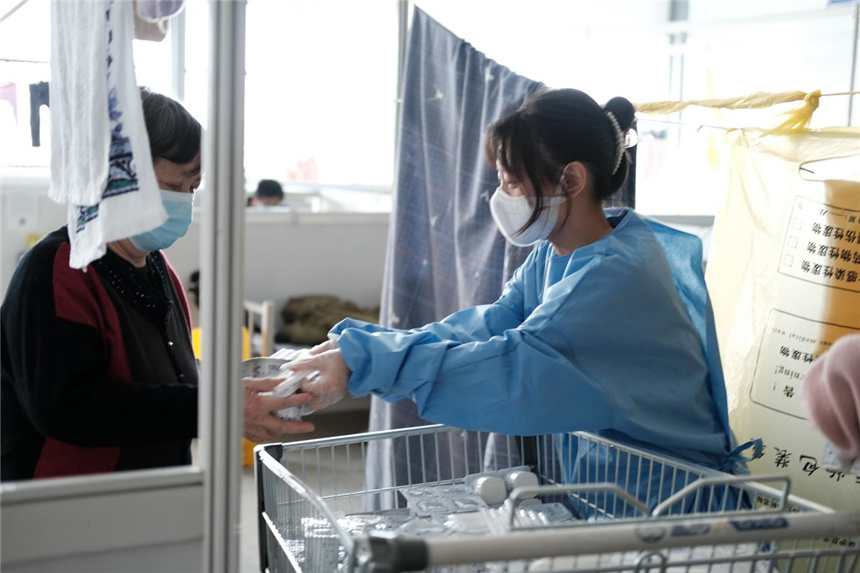 Moments of everyday life in a makeshift hospital in east China’s Shanghai