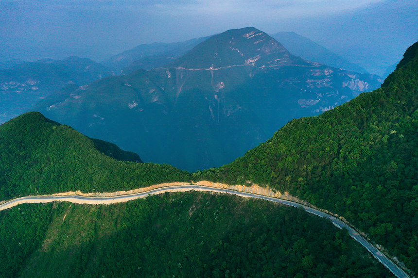 Summer scenery unfolds along Yangtze River's Three Gorges