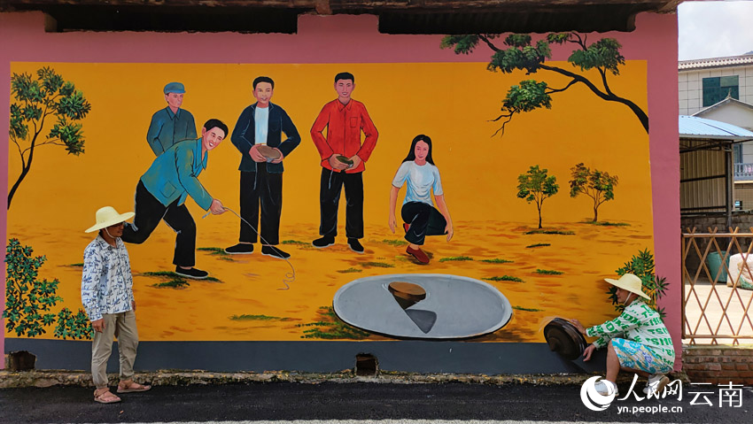 Young Chinese artists create magnificent wall paintings to beautify hometown in border region of SW China’s Yunnan