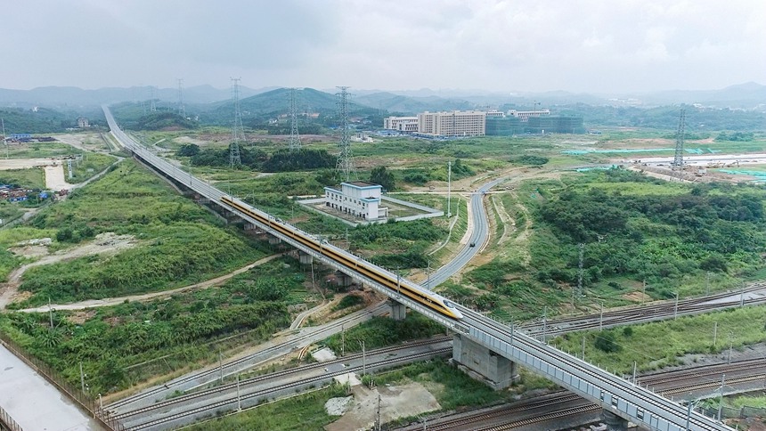 Comprehensive inspection train performs test along high-speed railway in S China's Guangxi