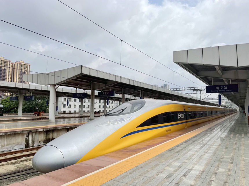 Comprehensive inspection train performs test along high-speed railway in S China's Guangxi