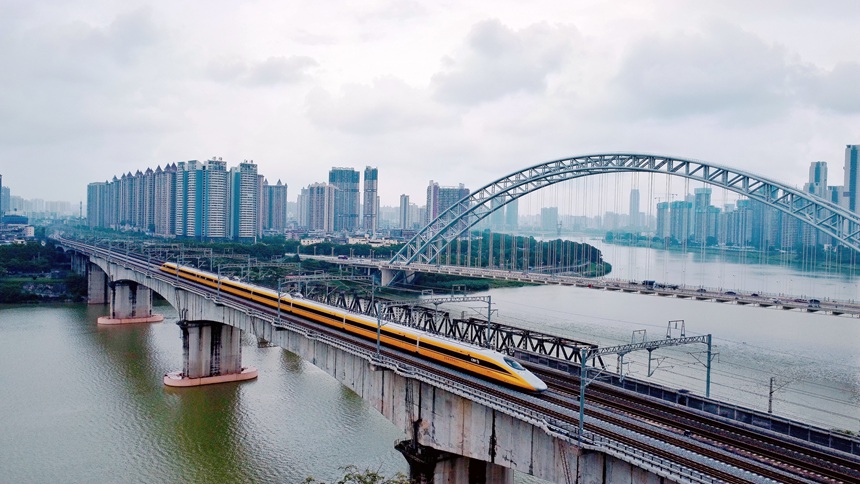 Comprehensive inspection train performs test along high-speed railway in S China's Guangxi