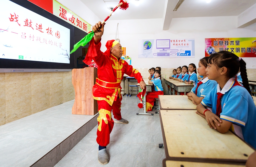 Schools introduce intangible cultural heritage to students in Anyang, central China's Henan