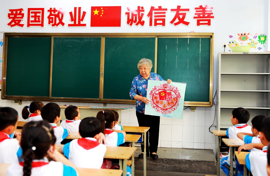 Schools introduce intangible cultural heritage to students in Anyang, central China's Henan