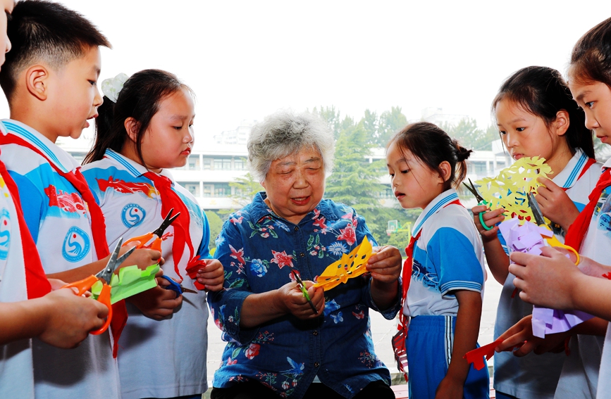 Schools introduce intangible cultural heritage to students in Anyang, central China's Henan