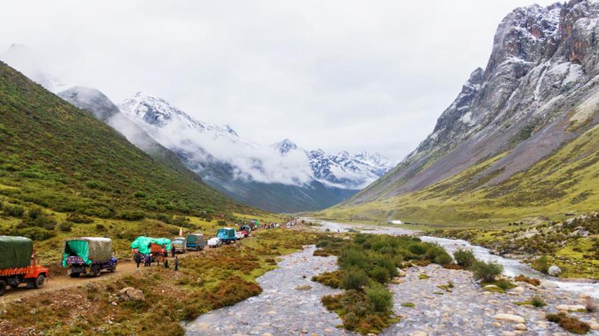 Herdsmen in SW China's Xizang transfer livestock to autumn pastures