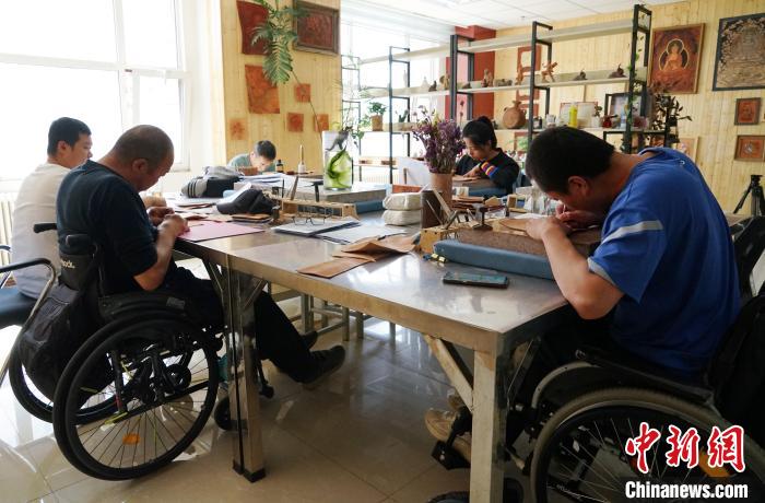 Leather carving artist in NW China's Qinghai helps disabled people secure jobs