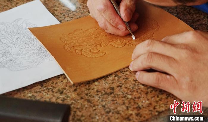 Leather carving artist in NW China's Qinghai helps disabled people secure jobs