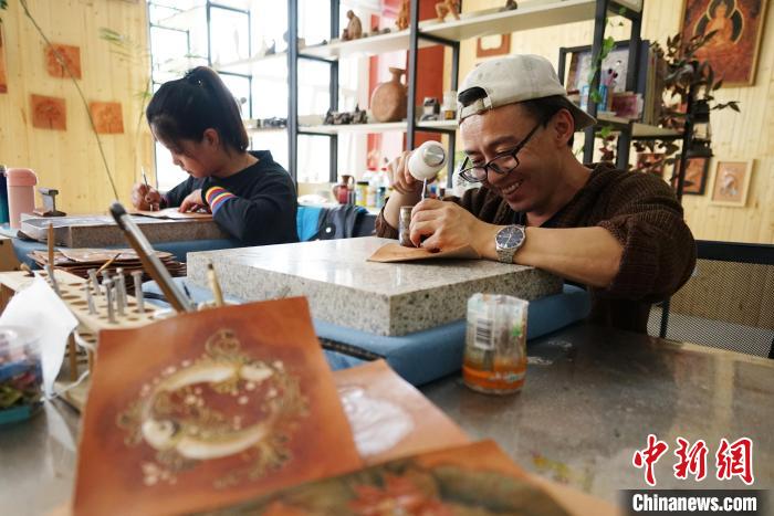 Leather carving artist in NW China's Qinghai helps disabled people secure jobs