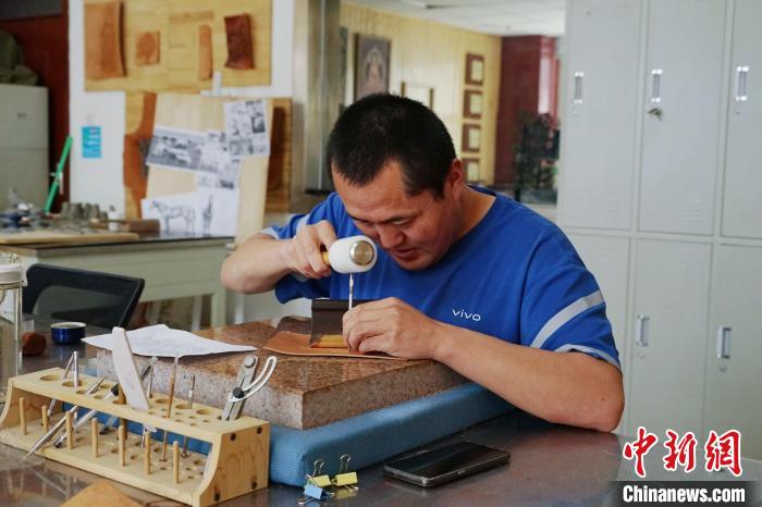 Leather carving artist in NW China's Qinghai helps disabled people secure jobs