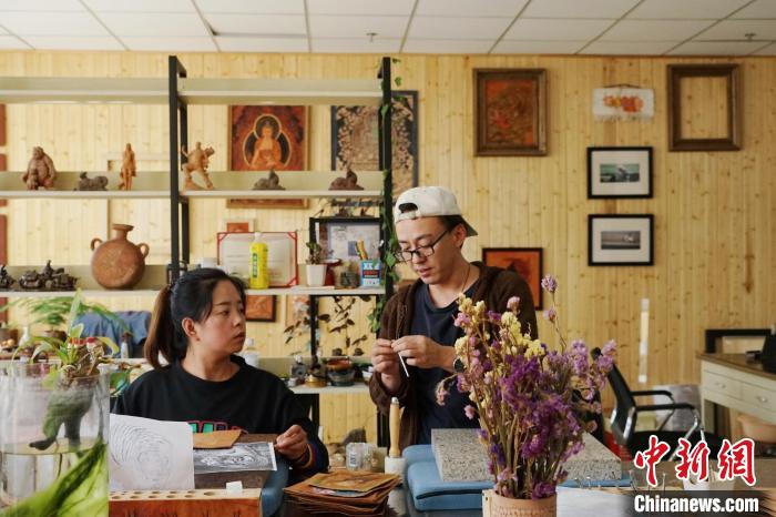 Leather carving artist in NW China's Qinghai helps disabled people secure jobs