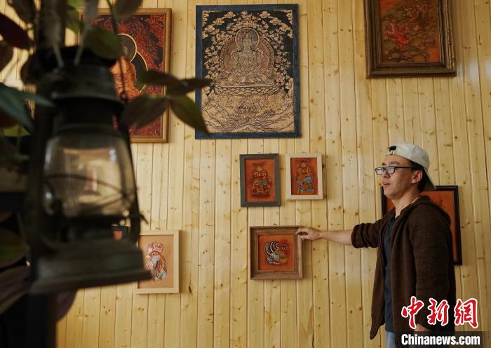 Leather carving artist in NW China's Qinghai helps disabled people secure jobs