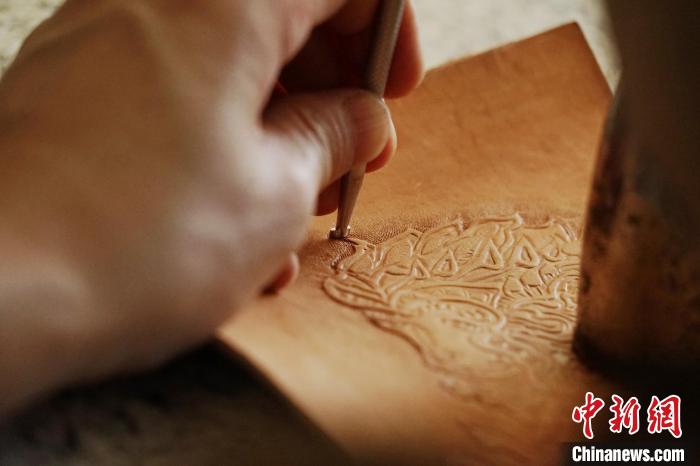 Leather carving artist in NW China's Qinghai helps disabled people secure jobs