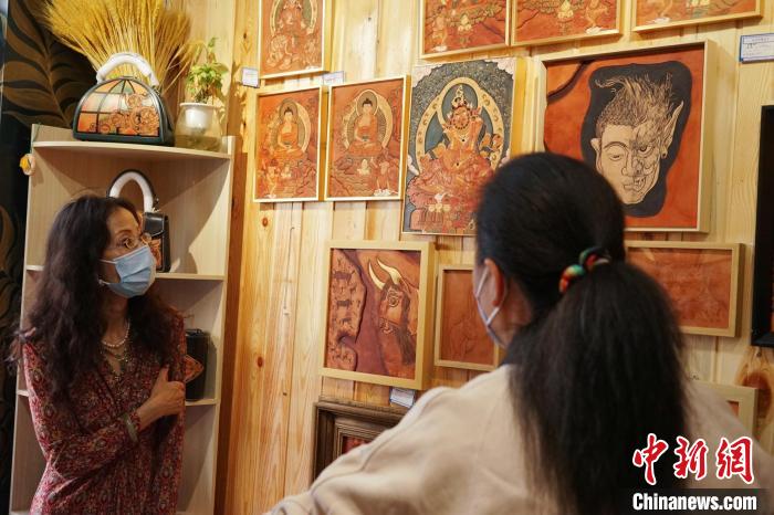 Leather carving artist in NW China's Qinghai helps disabled people secure jobs