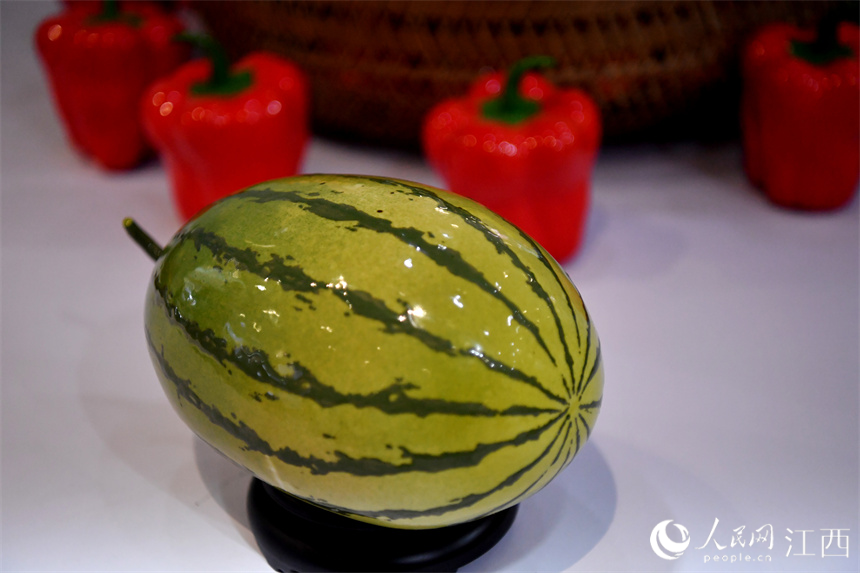 Lifelike porcelain vegetables, fruits exhibited in China’s Jiangxi