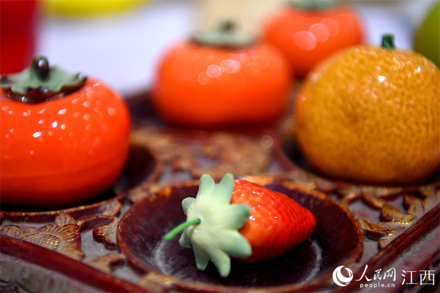 Lifelike porcelain vegetables, fruits exhibited in China’s Jiangxi