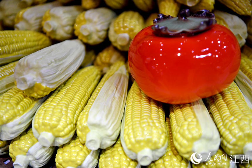 Lifelike porcelain vegetables, fruits exhibited in China’s Jiangxi