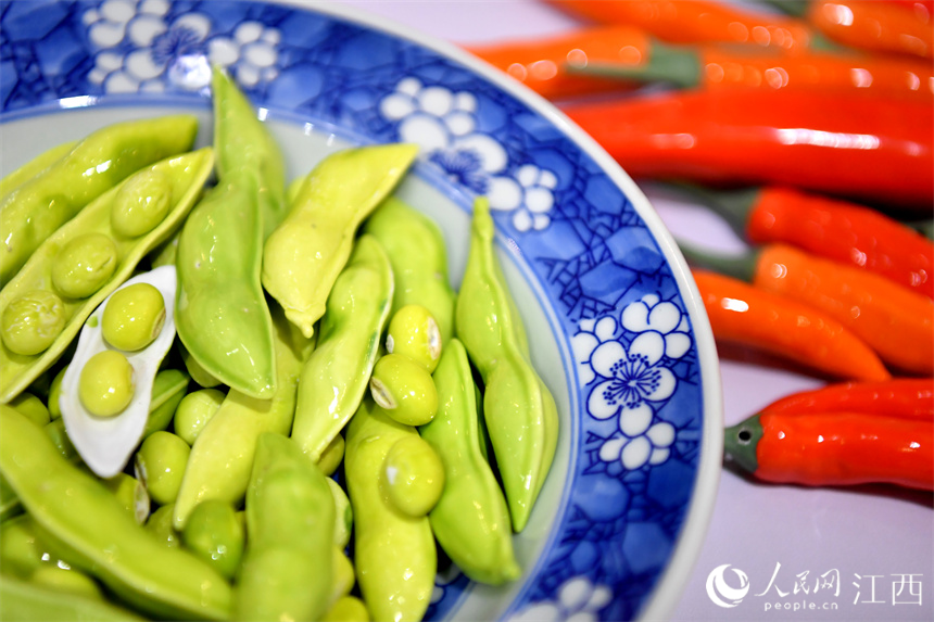 Lifelike porcelain vegetables, fruits exhibited in China’s Jiangxi