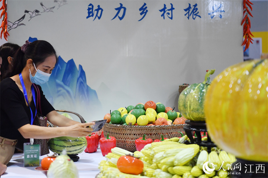 Lifelike porcelain vegetables, fruits exhibited in China’s Jiangxi