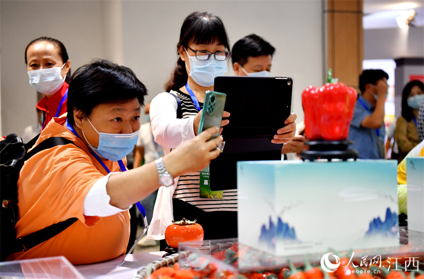 Lifelike porcelain vegetables, fruits exhibited in China’s Jiangxi