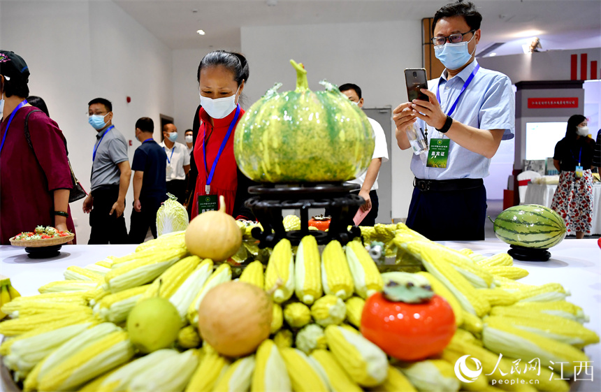 Lifelike porcelain vegetables, fruits exhibited in China’s Jiangxi