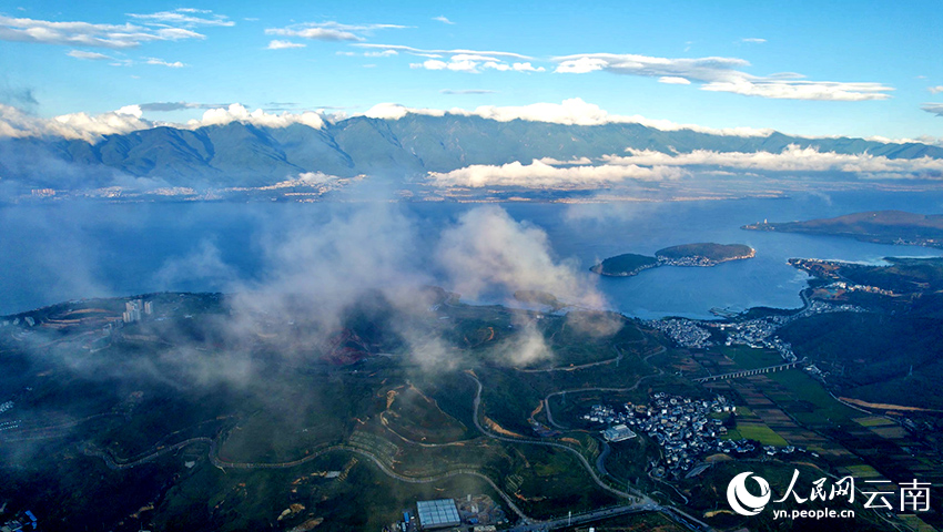 In pics: Iridescent clouds appear in Dali, SW China's Yunnan