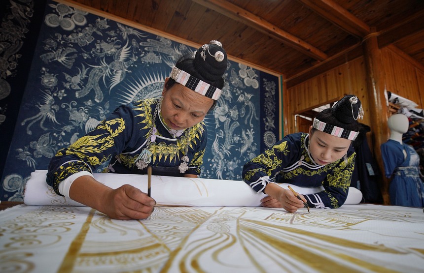 Batik workshops help increase incomes of Miao women in SW China's Guizhou