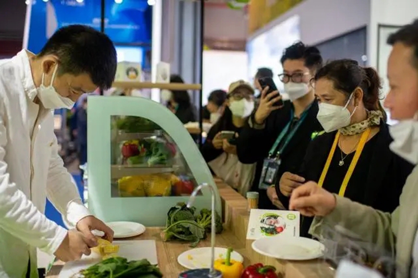 Foods from all over the world displayed at 5th CIIE