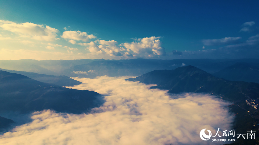 Spectacular sea of clouds in SW China's Yunnan Province